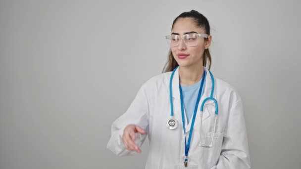 Jeune Belle Femme Hispanique Médecin Souriant Pointant Vers Côté Sur — Video