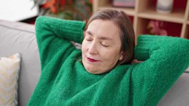 Mulher Hispânica Madura Com Cabelos Grisalhos Relaxado Com Mãos Cabeça — Vídeo de Stock