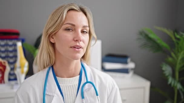 Jeune Femme Blonde Médecin Utilisant Ordinateur Travaillant Clinique — Video