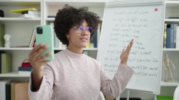 Genç Afrikalı Amerikalı Kadın Öğretmen Üniversite Sınıfında Online Matematik Dersi — Stok video