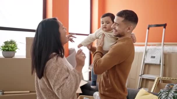 Paar Und Sohn Lächeln Selbstbewusst Beim Tanzen Neuen Zuhause — Stockvideo