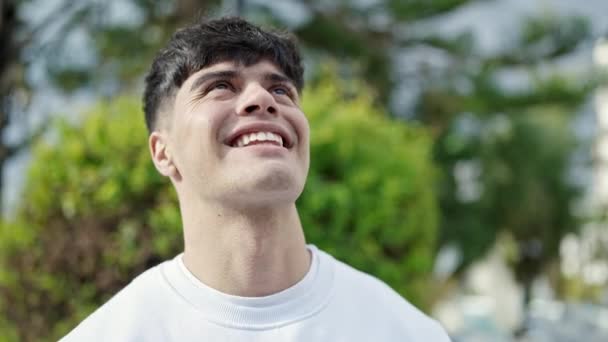 Молодий Іспаномовний Чоловік Дивиться Небо Вираз Переможця Парку — стокове відео
