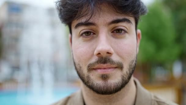 Parkta Kendinden Emin Gülümseyen Spanyol Genç Adam — Stok video