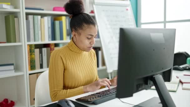 Jovem Afro Americana Estudante Usando Computador Estudando Biblioteca — Vídeo de Stock