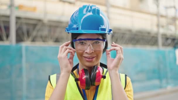 Young Beautiful Hispanic Woman Architect Smiling Confident Standing Street — Stockvideo