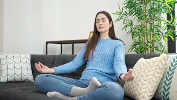 Jeune Femme Caucasienne Faisant Exercice Yoga Assis Sur Canapé Maison — Video