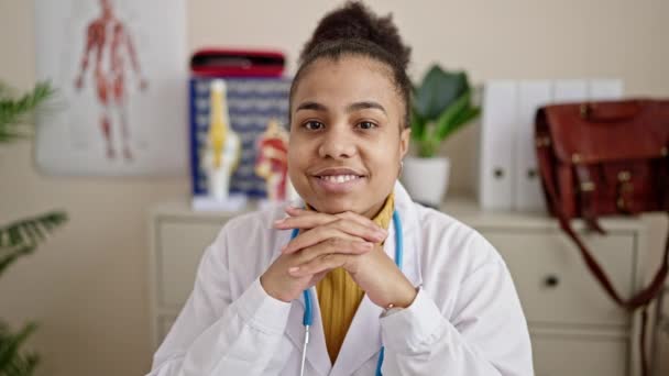 Joven Afroamericana Mujer Médico Usando Portátil Sonriendo Clínica — Vídeos de Stock