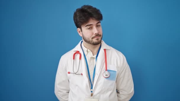 Νεαρός Ισπανός Γιατρός Λέει Όχι Δάχτυλο Πάνω Από Απομονωμένο Μπλε — Αρχείο Βίντεο