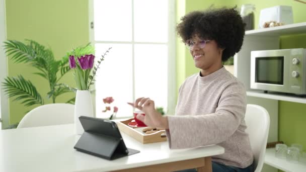 Jovem Afro Americana Tomando Café Manhã Assistindo Vídeo Touchpad Casa — Vídeo de Stock