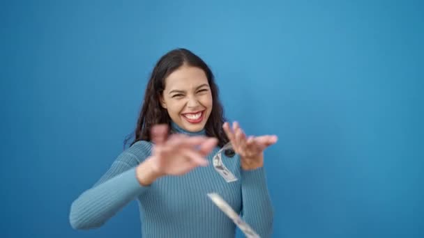 Jong Mooi Latino Vrouw Glimlachen Gooien Geld Geïsoleerde Blauw Achtergrond — Stockvideo