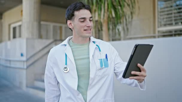 Νεαρός Ισπανός Γιατρός Κάνει Βιντεοκλήση Touchpad Στο Νοσοκομείο — Αρχείο Βίντεο