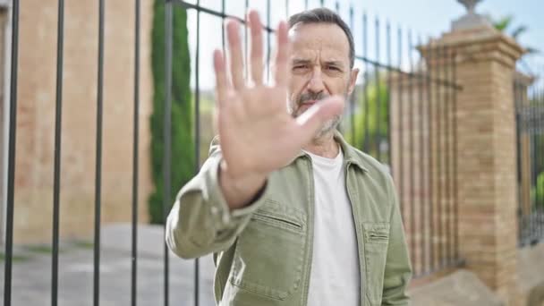 Middelbare Leeftijd Man Doet Stop Gebaar Met Hand Straat — Stockvideo