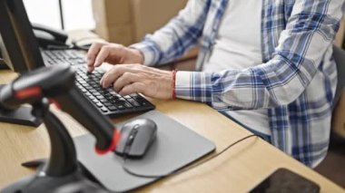 Ofiste akıllı telefon kullanan orta yaşlı bir iş adamı.
