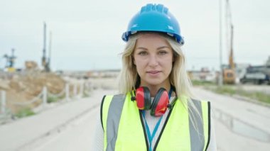 Genç sarışın mimar sokakta kendine güvenen.