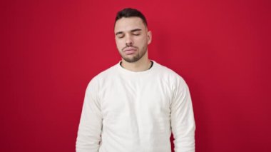 Genç İspanyol adam, izole edilmiş kırmızı arka planda durduğunu vurguladı