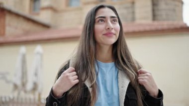 Sokakta kendine gülen güzel İspanyol bir kız öğrenci.