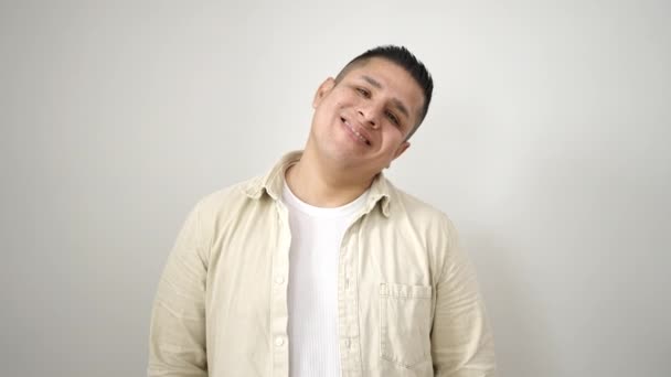 Pemuda Hispanik Tersenyum Percaya Diri Berdiri Atas Latar Belakang Putih — Stok Video