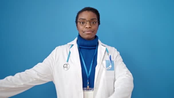 Αφροαμερικανή Γιατρός Δίνει Όρκο Χέρι Στο Στήθος Πάνω Από Απομονωμένο — Αρχείο Βίντεο