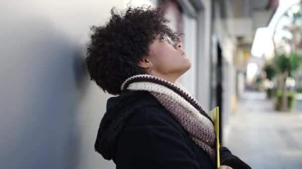 Joven Afroamericana Mujer Buscando Seria Holding Carpeta Calle — Vídeos de Stock
