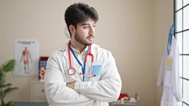 Νεαρός Ισπανός Γιατρός Που Στέκεται Αμφιβολία Σκεπτόμενος Στην Κλινική — Αρχείο Βίντεο