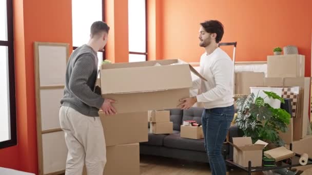 Dos Hombres Pareja Moviendo Caja Cartón Cinco Casa Nueva — Vídeos de Stock