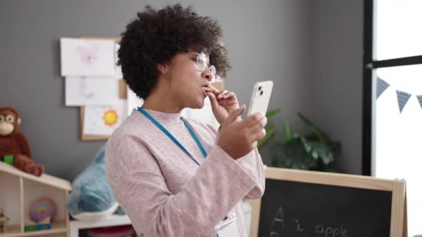 Ung Afrikansk Amerikansk Kvinna Förskola Lärare Med Hjälp Smartphone Äta — Stockvideo