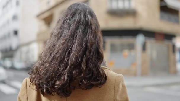 Mladá Krásná Hispánská Žena Stojící Pozpátku Vážným Výrazem Ulici — Stock video