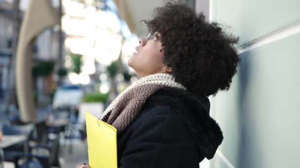 Młoda Afroamerykanka Wyglądająca Poważnie Trzymając Teczkę Ulicy — Wideo stockowe