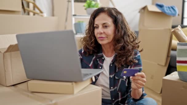 Hispanische Frau Mittleren Alters Kauft Mit Laptop Und Kreditkarte Neuen — Stockvideo