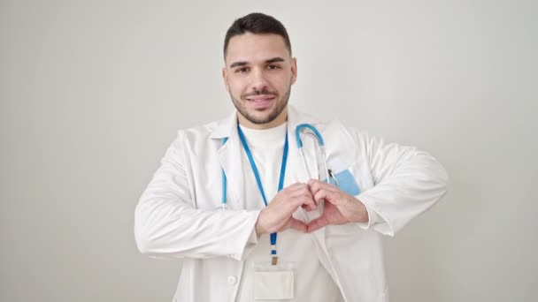 Jeune Homme Hispanique Médecin Souriant Faisant Geste Cardiaque Avec Les — Video