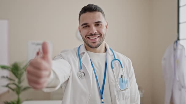 Jeune Homme Hispanique Médecin Faire Pouces Vers Haut Clinique — Video