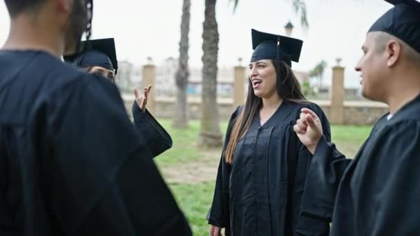 Grupo Personas Estudiantes Graduados Hablando Campus Universitario — Vídeos de Stock