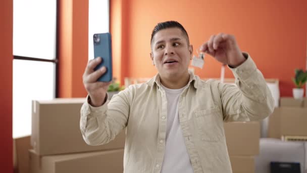 Joven Hispano Teniendo Videollamada Sosteniendo Llave Nuevo Hogar — Vídeo de stock