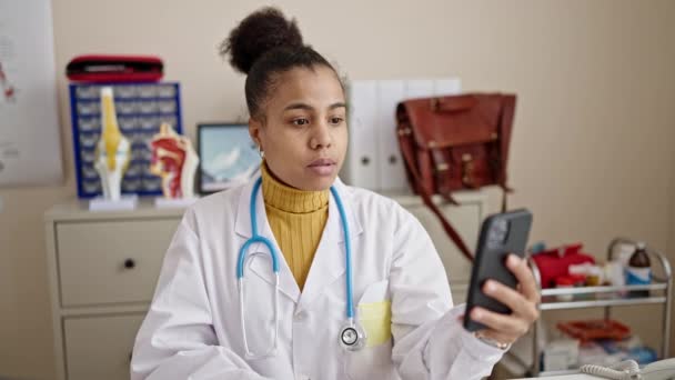 Jovem Afro Americana Médica Fazendo Videochamada Clínica — Vídeo de Stock