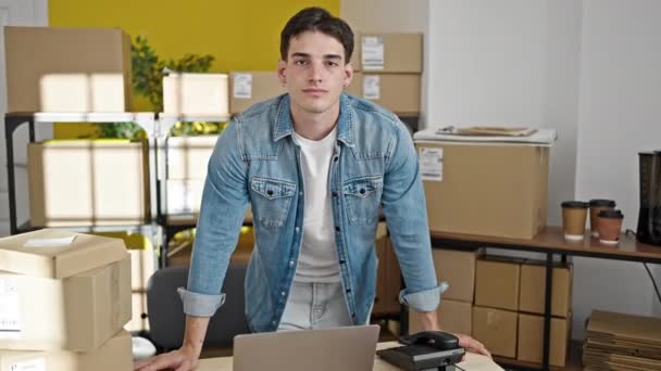 Mladý Hispánec Muž Ekommerce Obchodní Pracovník Pomocí Notebooku Stojící Vážným — Stock video
