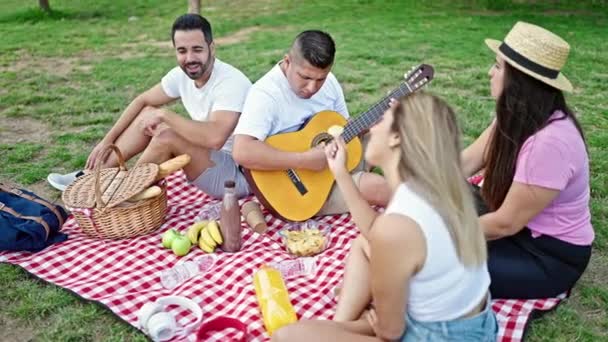 Grupa Ludzi Grających Gitarze Piknik Parku — Wideo stockowe