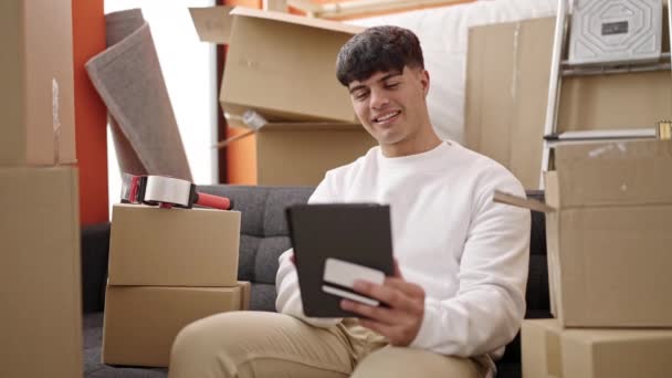Jonge Spaanse Man Winkelend Met Touchpad Creditcard Nieuw Huis — Stockvideo