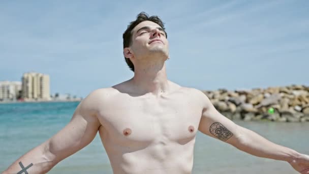 Hombre Joven Hispano Respirando Con Expresión Relajada Playa — Vídeos de Stock