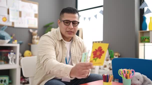 Junger Hispanischer Mann Vorschullehrerin Erteilt Vokabelunterricht Kindergarten — Stockvideo
