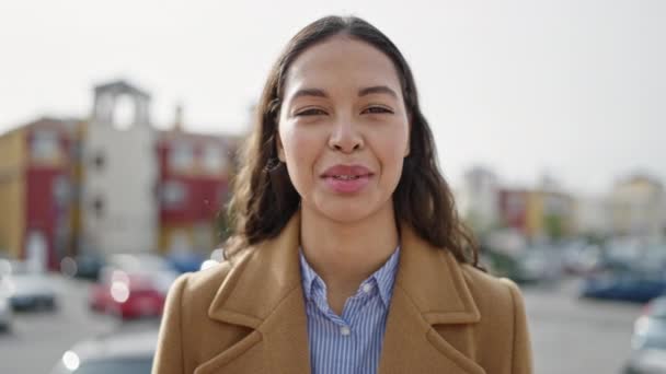 Jonge Mooie Latijns Amerikaanse Vrouw Glimlachend Vol Vertrouwen Spreken Straat — Stockvideo