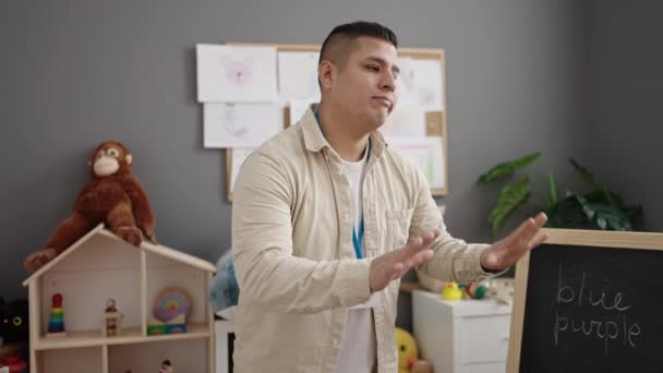 Junger Hispanischer Mann Bittet Kindergärtnerin Schweigen Kindergarten — Stockvideo