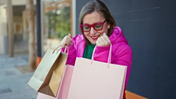 Mulher Hispânica Madura Com Cabelos Grisalhos Sorrindo Indo Compras Segurando — Vídeo de Stock