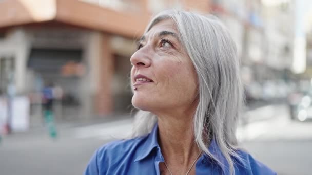 Mujer Pelo Gris Mediana Edad Sonriendo Confiada Pie Calle — Vídeos de Stock