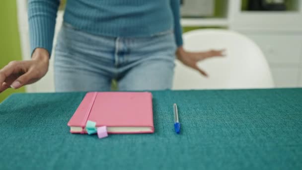 Joven Mujer Hispana Hermosa Escribiendo Cuaderno Casa — Vídeos de Stock