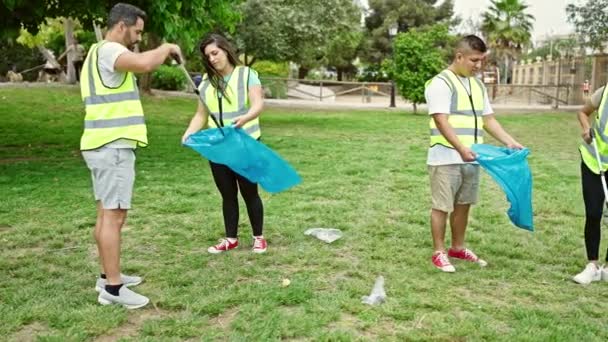 Grupa Wolontariuszy Zbierających Śmieci Parku — Wideo stockowe