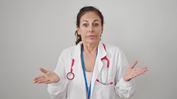 Latynoska Kobieta Średnim Wieku Lekarz Stojący Bez Pojęcia Odizolowanym Białym — Wideo stockowe