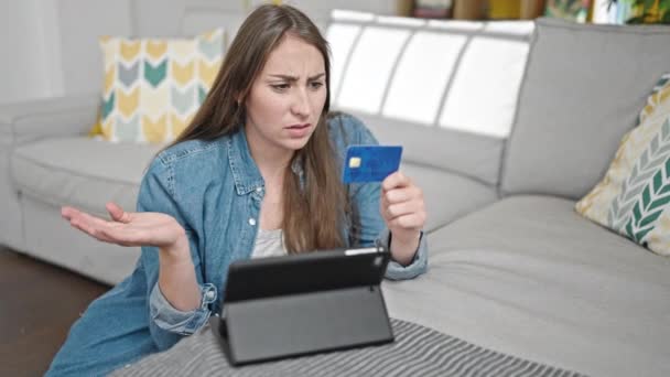 Jovem Bela Mulher Hispânica Compras Com Touchpad Cartão Crédito Olhando — Vídeo de Stock