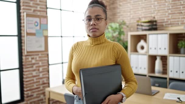 Young African American Woman Smiling Confident Wearing Glasses Office — Vídeos de Stock