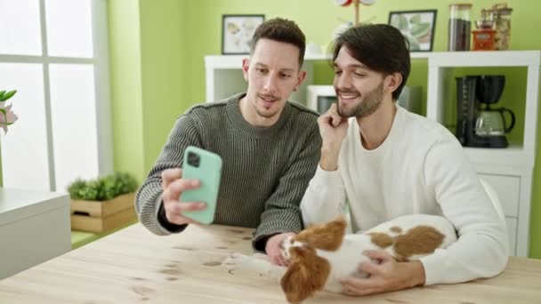 Dos Hombres Pareja Tomando Foto Selfie Por Teléfono Inteligente Sentado — Vídeos de Stock