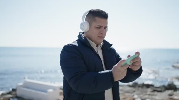 Young Hispanic Man Playing Video Game Winner Expression Seaside — Stock Video